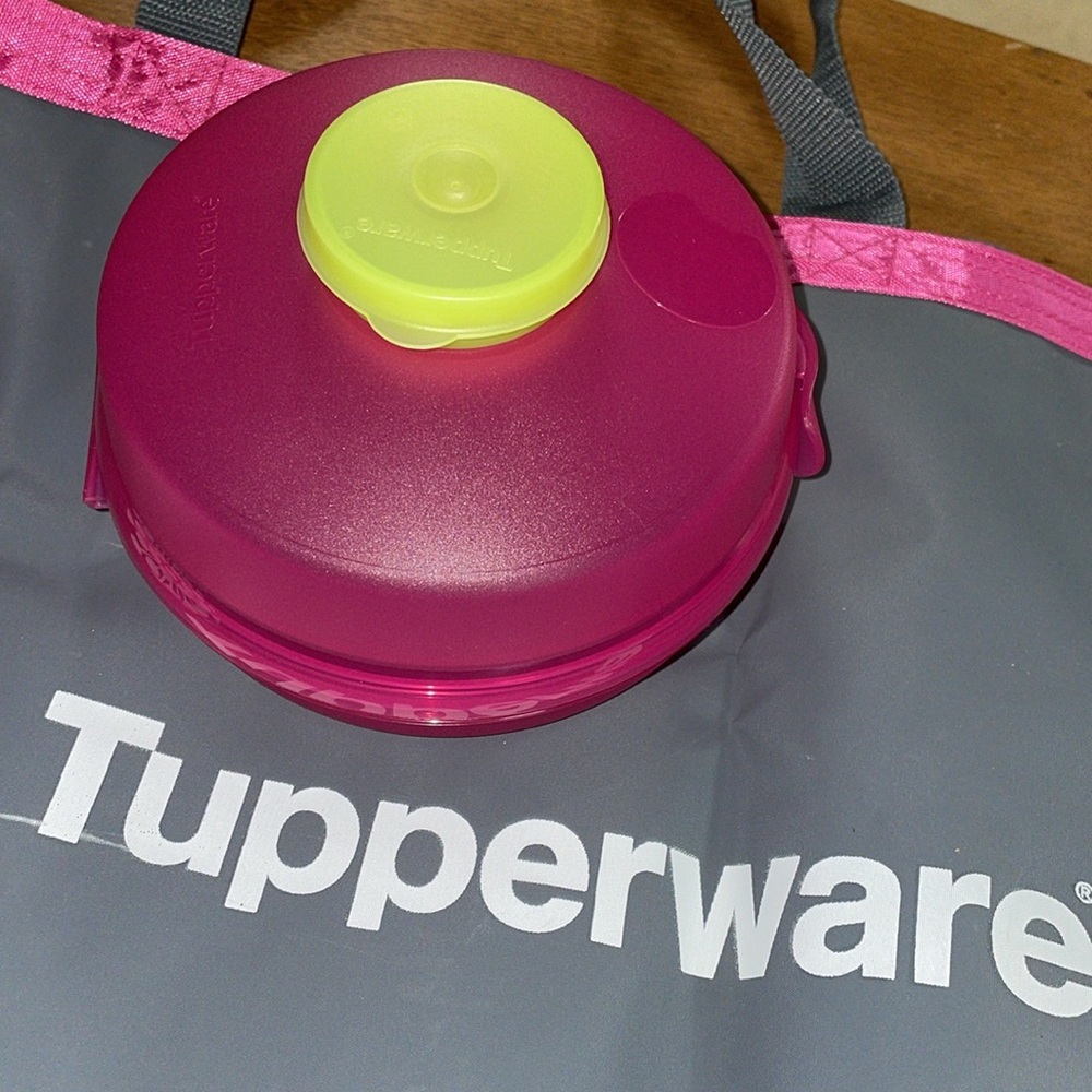 TUPPERWARE Mini Salad Keeper w/ dressing topping keeper & FREE Bonus Tote bag!!!
